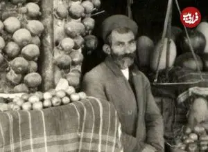 عکس| سفر به ایران قدیم؛ مغازۀ یک میوه‌فروش خوش‌سلیقه در شیراز؛ 100 سال قبل