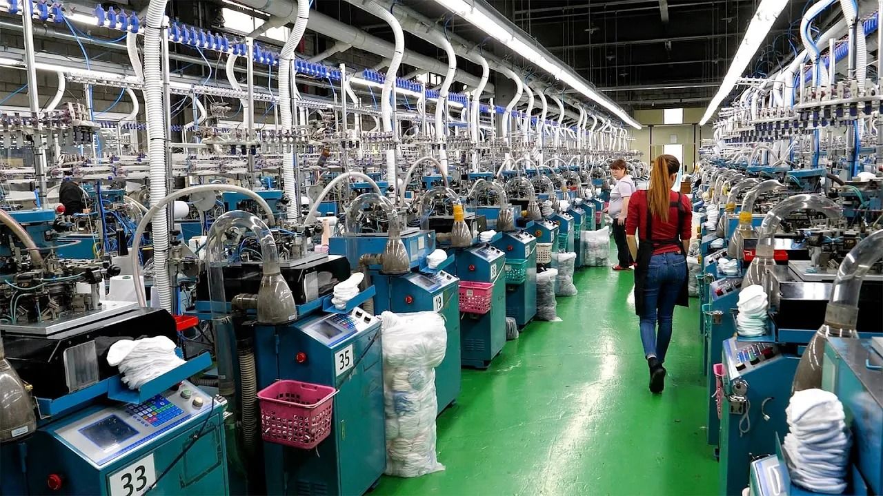 (ویدئو) بزرگترین کارخانه تولید انبوه جوراب در کره؛ فرآیند ساخت انواع جوراب