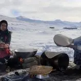 ببینید| غذای روستایی در افغانستان؛ پخت خوراک مرغ و نان سنتی در هوای برفی