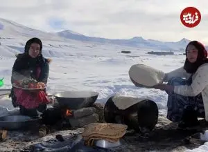 ببینید| غذای روستایی در افغانستان؛ پخت خوراک مرغ و نان سنتی در هوای برفی