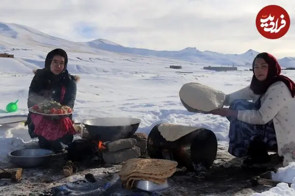 ببینید| غذای روستایی در افغانستان؛ پخت خوراک مرغ و نان سنتی در هوای برفی