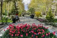 عکس| سفر به ایران قدیم؛ یک فیلیپینی در پارک ملت تهران؛ سال 1357