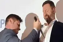 (ویدئو) تست عجیب لباس ضد ضربه و گلوله؛ با چاقو به جانش می‌افتد 
