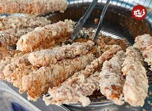 ببینید| غذای خیابانی در کامبوج؛ تهیه یک میان وعده محبوب با موز در پنوم پن