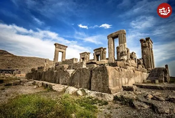 عکس| سفر زمان؛ تصویری از یک «دروازۀ شکسته و در حال تخریب در تخت‌جمشید» در دوران قاجار