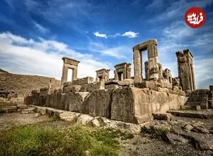 عکس| سفر زمان؛ تصویری از یک «دروازۀ شکسته و در حال تخریب در تخت‌جمشید» در دوران قاجار