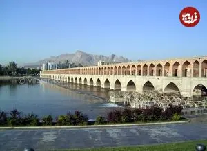 عکس| سفر زمان؛ منظرۀ «سی و سه پل و زاینده رود» در سال 1346 شمسی