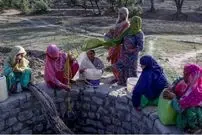 ببینید| پایین رفتن روستاییان از چاه ۴۵ متری برای برداشتن آب