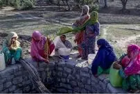 ببینید| پایین رفتن روستاییان از چاه ۴۵ متری برای برداشتن آب