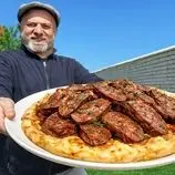 ببینید| غذای روستایی در آذربایجان؛ پخت یک غذای خاص با زبان گاو