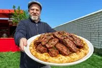 ببینید| غذای روستایی در آذربایجان؛ پخت یک غذای خاص با زبان گاو