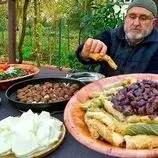 ببینید| غذای روستایی در ترکیه؛ پخت دلمه کلم و تهیه سالاد کلم قرمز