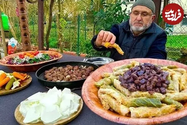 ببینید| غذای روستایی در ترکیه؛ پخت دلمه کلم و تهیه سالاد کلم قرمز