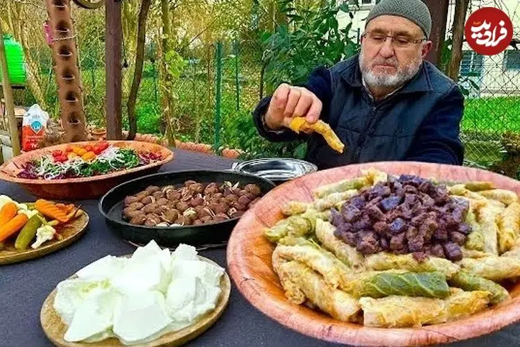 ببینید| غذای روستایی در ترکیه؛ پخت دلمه کلم و تهیه سالاد کلم قرمز