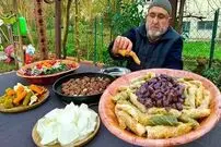 ببینید| غذای روستایی در ترکیه؛ پخت دلمه کلم و تهیه سالاد کلم قرمز