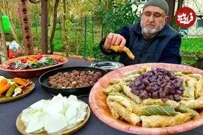 ببینید| غذای روستایی در ترکیه؛ پخت دلمه کلم و تهیه سالاد کلم قرمز