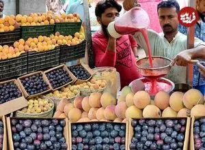 ببینید| غذای خیابانی در پاکستان؛ تهیه آب هلو و آلو در کراچی