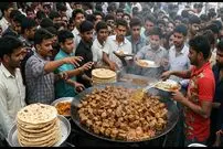 ببینید| غذای خیابانی در پاکستان؛ جگر گوسفند سرخ شده تند در کراچی