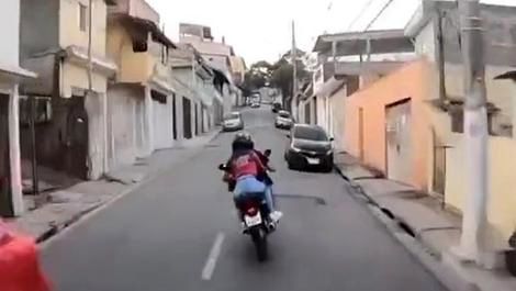 (ویدیو) یکی از نفس‌گیرترین تعقیب و گریزها با موتور در شهر را ببینید
