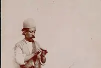 عکس| سفر به ایران قدیم؛ آرایشگر دوران قاجار در حال تراشیدن موی مشتری