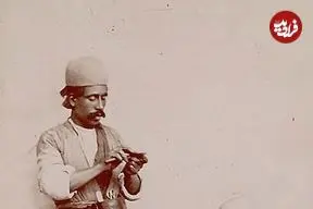 عکس| سفر به ایران قدیم؛ آرایشگر دوران قاجار در حال تراشیدن موی مشتری