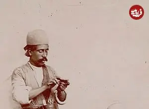 عکس| سفر به ایران قدیم؛ آرایشگر دوران قاجار در حال تراشیدن موی مشتری