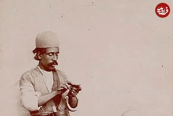 عکس| سفر به ایران قدیم؛ آرایشگر دوران قاجار در حال تراشیدن موی مشتری
