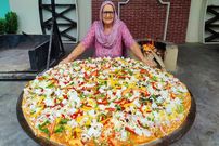 ببینید؛ غذای روستایی در هند؛ پخت یک پیتزای غول پیکر به روش مادربزرگ مشهور