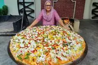 ببینید؛ غذای روستایی در هند؛ پخت یک پیتزای غول پیکر به روش مادربزرگ مشهور