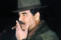 عکس| سفر به تاریخ؛ «صدام» و همسرش «ساجده» در حال روشن کردن شمع‌های روی کیک تولد