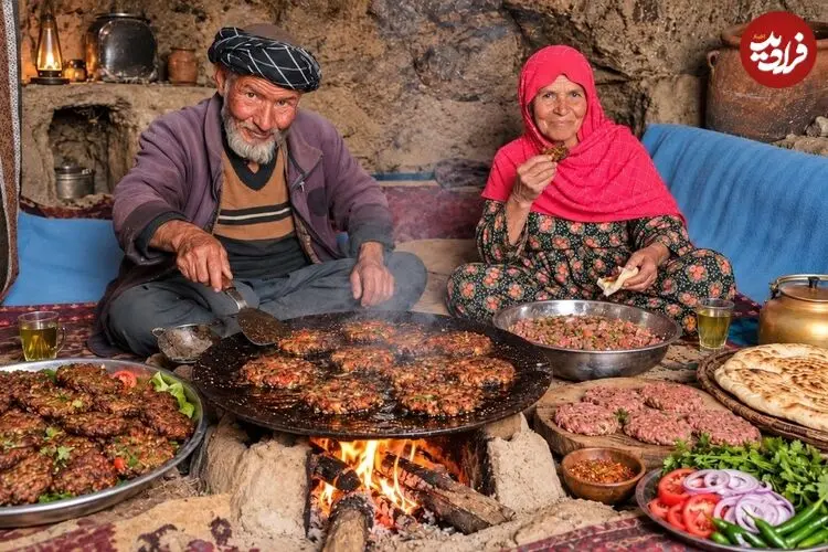 ببینید| غذای روستایی در افغانستان؛ پخت کوکو سیب زمینی در غار توسط زوج افغان