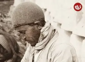 عکس| سفر زمان؛ تصویری از یک «کفاش» در کنار یکی از کوچه‌های تهران؛ 140 سال قبل