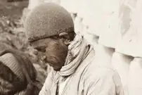 عکس| سفر زمان؛ تصویری از یک «کفاش» در کنار یکی از کوچه‌های تهران؛ 140 سال قبل