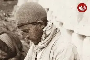 عکس| سفر زمان؛ تصویری از یک «کفاش» در کنار یکی از کوچه‌های تهران؛ 140 سال قبل