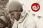 عکس| سفر زمان؛ تصویری از یک «کفاش» در کنار یکی از کوچه‌های تهران؛ 140 سال قبل
