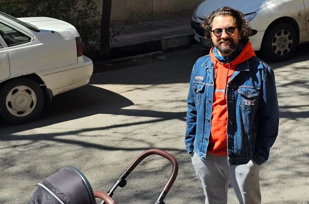 (ویدئو) بهرام رادان در حال قدم زدن با فرزندش در خیابان های تهران