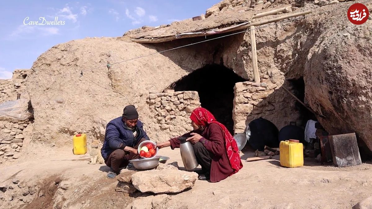 (ویدئو) نحوه طبخ یک غذای خوشمزه با بادمجان و گوجه به روش زوج غارنشین افغان