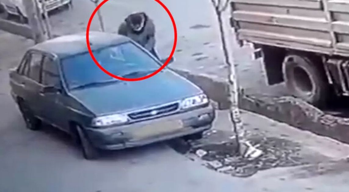 ( ویدیو) لحظه هولناک حمله یک سارق با قمه به مالک ماشین مقابل خانه‌اش در حین سرقت!