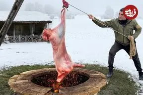 ببینید| غذای روستایی در آذربایجان؛ کباب کردن بره کامل در تنور در هوای برفی