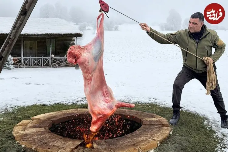 ببینید| غذای روستایی در آذربایجان؛ کباب کردن بره کامل در تنور در هوای برفی
