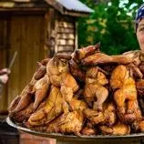 ببینید| غذای روستایی در آذربایجان؛ دودی کردن مرغ به روشی خاص