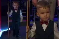 ببینید| جوان‌ترین نابغه اسنوکر جهان؛ کودک ۲ ساله‌ای که مثل حرفه‌ای‌ها بازی می‌کند 