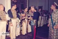 (عکس) وزرا اول فروردین به دستبوسی شاه و فرح رفتند 
