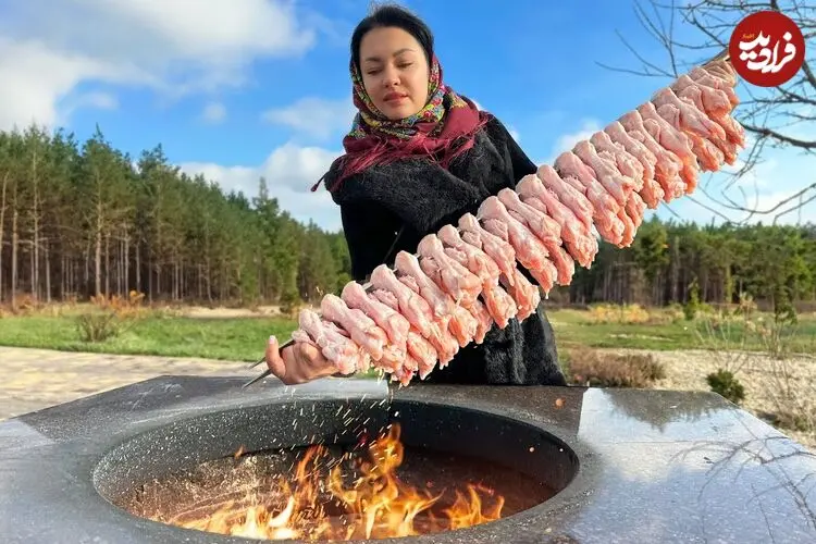 ببینید| غذای روستایی در اوکراین؛ پخت صد بال مرغ با آناناس و در تنور