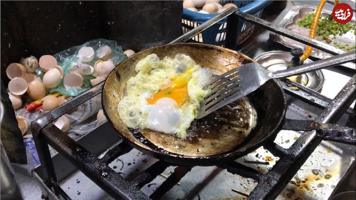ببینید؛ غذای خیابانی در پاکستان؛ سرعت جالب آشپز خیابانی در پخت نیمرو در کراچی
