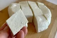 (ویدئو) نحوه تهیه آسان و ارزان پنیر خانگی خوشمزه در خانه