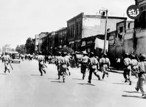 عکس| سفر به تاریخ؛ حامیان دکتر مصدق در حال پایین کشیدن مجسمه های رضا شاه؛ 28 مرداد 1332