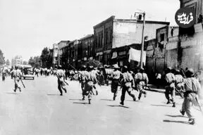 عکس| سفر به تاریخ؛ حامیان دکتر مصدق در حال پایین کشیدن مجسمه های رضا شاه؛ 28 مرداد 1332