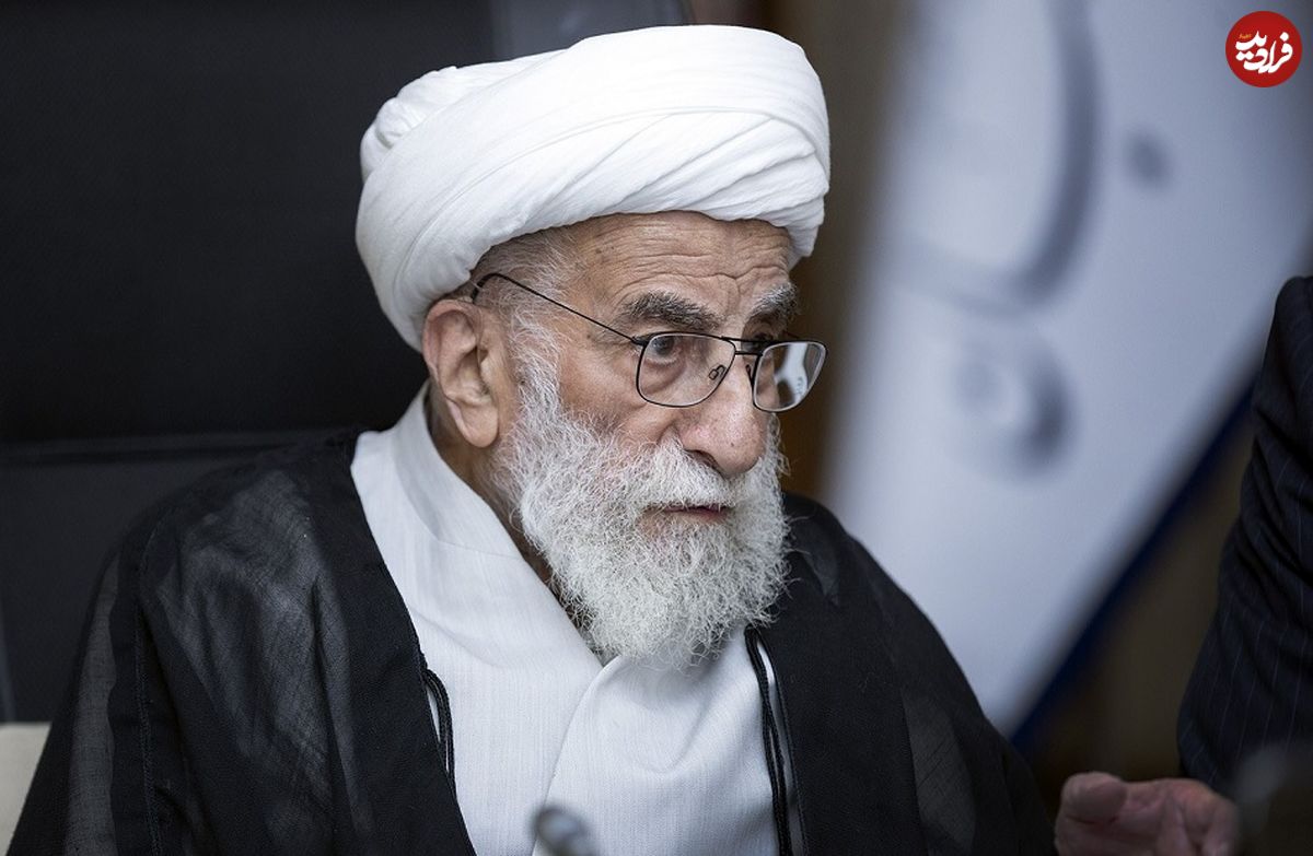 عکس؛ سفر به تاریخ؛ «آیتالله جنتی» در کنار «آیتالله روحانی، امام جمعه بابل»؛ دهۀ 1370