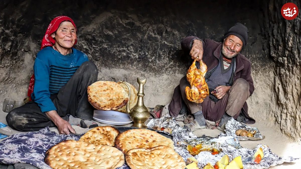 (ویدئو) پخت تماشایی نان سنتی و مرغ در تنور به سبک زوج مسن غارنشین افغانستانی